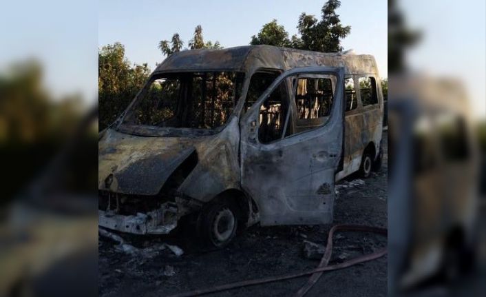 Yanan minibüs kullanılamaz hale geldi