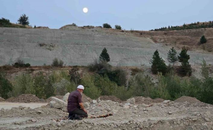 Yangında evini terk edip karşı tepede namazını kıldı