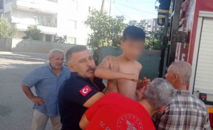 Yangında mahsur kalan yaşlı kadın ile çocuk kurtarıldı