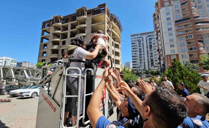 Yangında mahsur kalanlar kurtarılmaya başlandı, çocuklarına kavuşan aileler gözyaşlarına boğuldu
