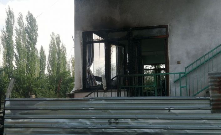 Yangını uzaktan fark eden vatandaş, müstakil evin tamamen yanmasını önledi