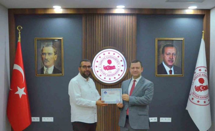 Yavru kediyi kurtarıp, üç şehir gezdirdikten sonra annesine kavuşturan öğretmene Kaymakamdan başarı belgesi