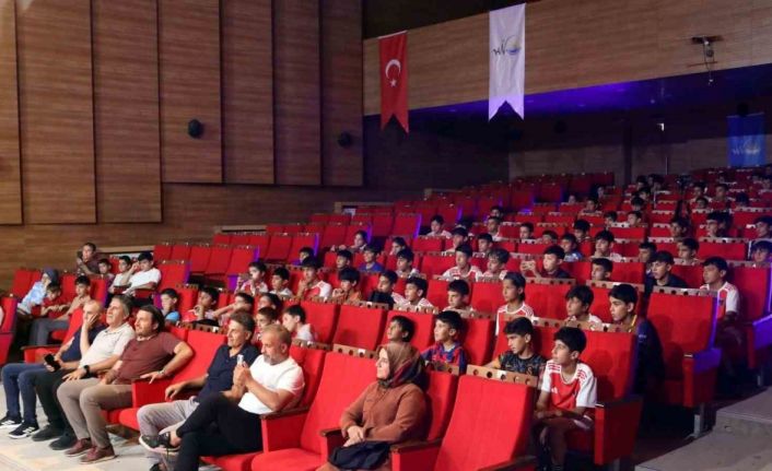 Yaz spor okullarındaki öğrencilere sürpriz sihirbazlık gösterisi