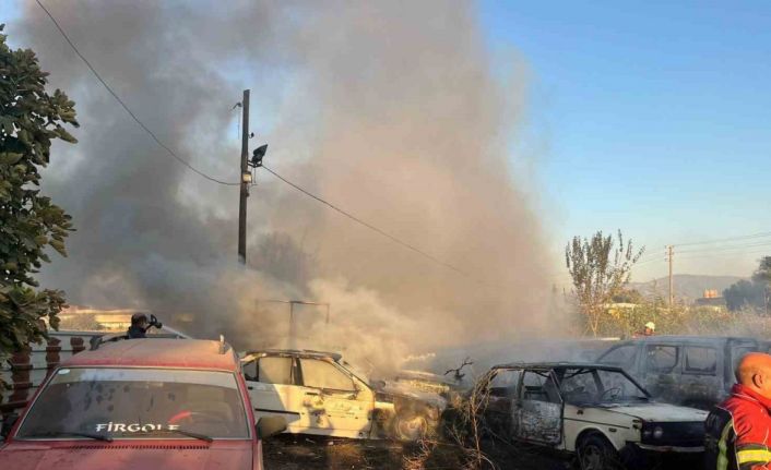Yediemin deposunda yangın çıktı, 5 otomobil 30 motosiklet yandı