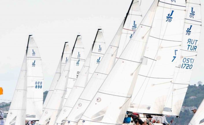 Yelkencilerin rüzgarla yarışı çok hızlı başladı