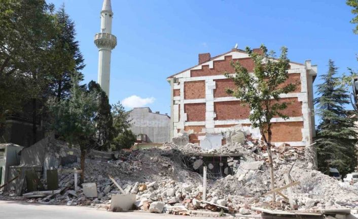 Yıkılan binanın molozları cami bahçesine döküldü