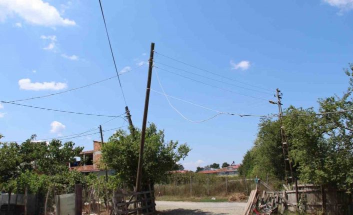 Yıkılmak üzere olan elektrik direği mahalleliyi korkutuyor