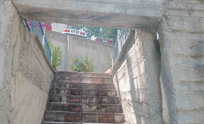 Yıkım emri çıkan bina sakinleri diğer blokların da yıkılmasını istiyor