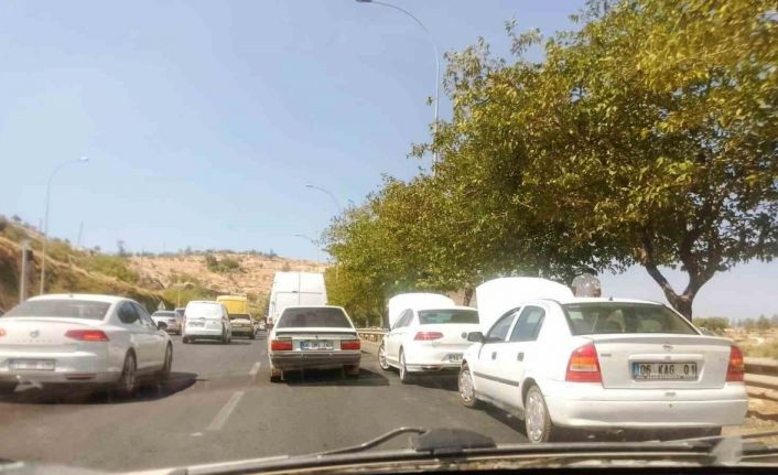 Yol kenarına park eden sürücüler kaputu açıp bekledi