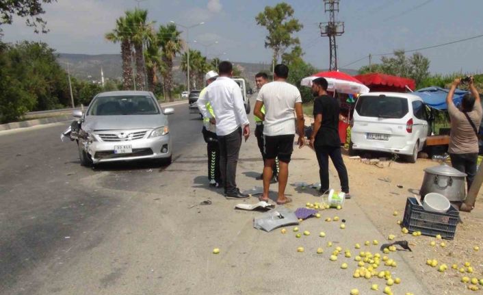 Yol kenarında duran otomobile çarpan aracın sürücüsü kaçtı