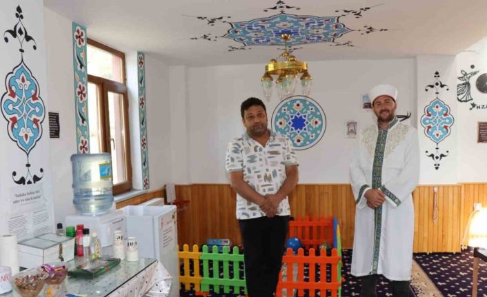 Yol kenarındaki cami yolcuların uğrak yeri