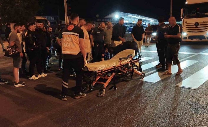 Yola aniden fırlayan yayaya motosiklet çarptı 1 yaralı