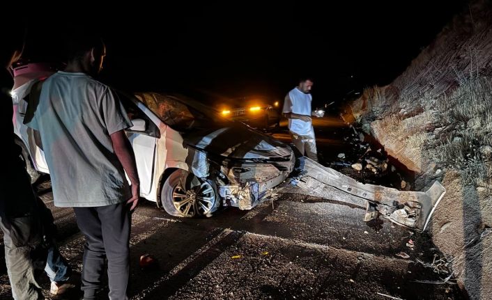 Yola çıkan hayvana çarpmamak için manevra yapan araç beton duvara çarptı