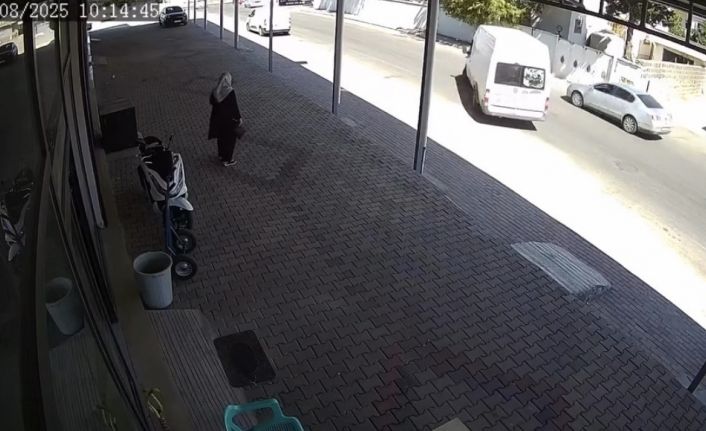 Yola kontrolsüz çıkan minibüs kazaya neden oldu