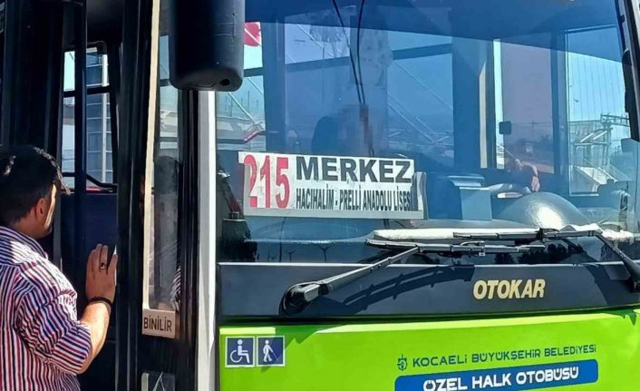 Yolcuyu demir sopa aile kovaladığı iddia edilen otobüs şoförü, polis gelince bıçağını boynuna dayadı