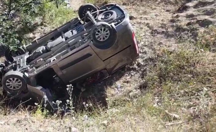 Yoldan çıkan minibüs şarampole uçtu: 6 yaralı