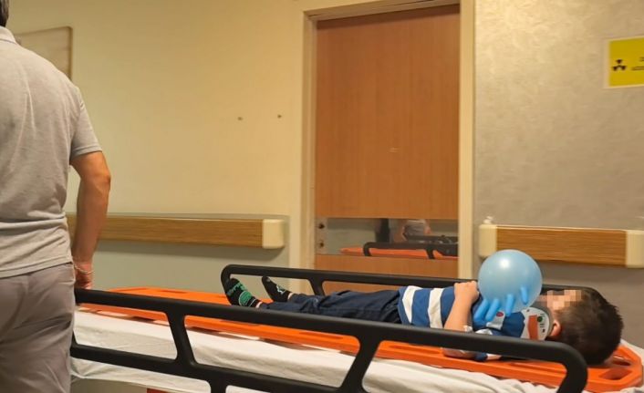 Yolun karşısına geçen aileye otomobil çarptı : 1 ölü, 3 yaralı