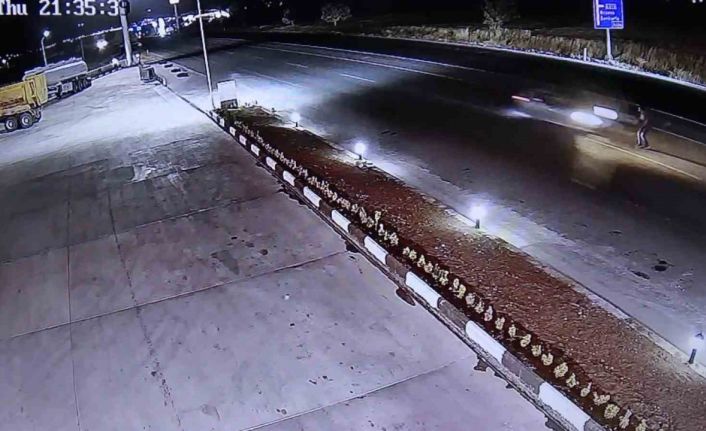 Yolun karşısına geçmek isteyen adama otomobil çarptı... Feci kaza kamerada