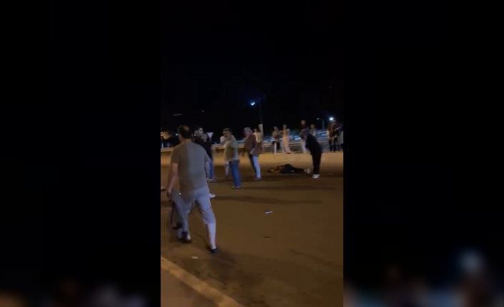 Yolun karşısına geçmeye çalışan anne ve kız çocuğuna otomobil çarptı