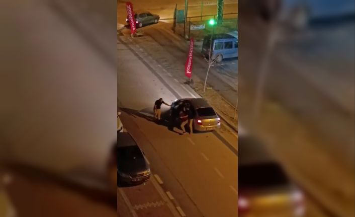 Yolunu kestikleri sürücüyü araçta darp ettiler