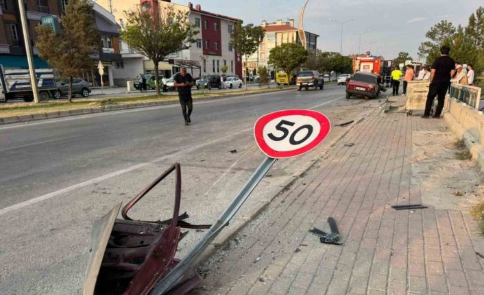 Yön tabelası ve park halindeki araca çarpan otomobilde 3 kişi yaralandı