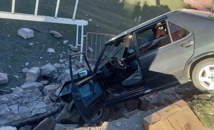 Yozgat’ta kontrolden çıkan otomobil okulun bahçesine uçtu