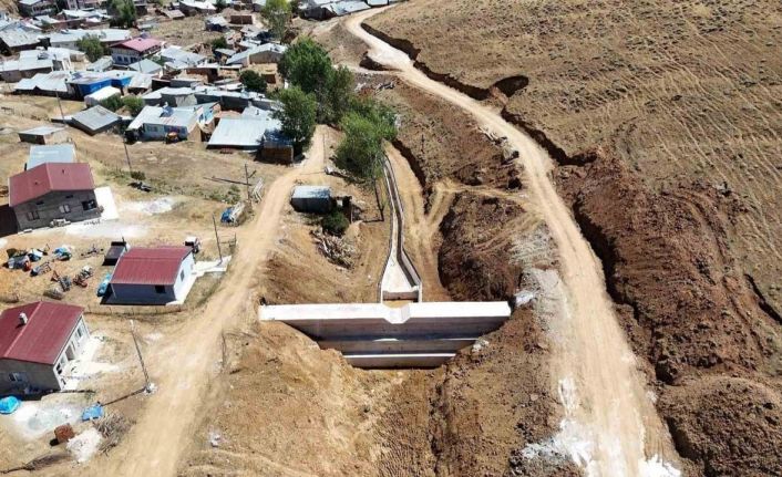 Yukarı Dikmetaş köyünde taşkın kontrol çalışmaları devam ediyor