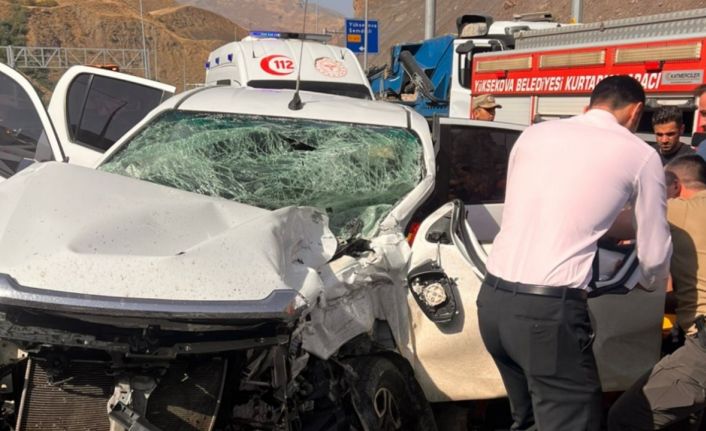 Yüksekova-Van kara yolunda trafik kazası: 3 yaralı