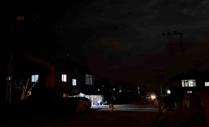 Yüksekova’da karanlık sokak tepkilere neden oldu