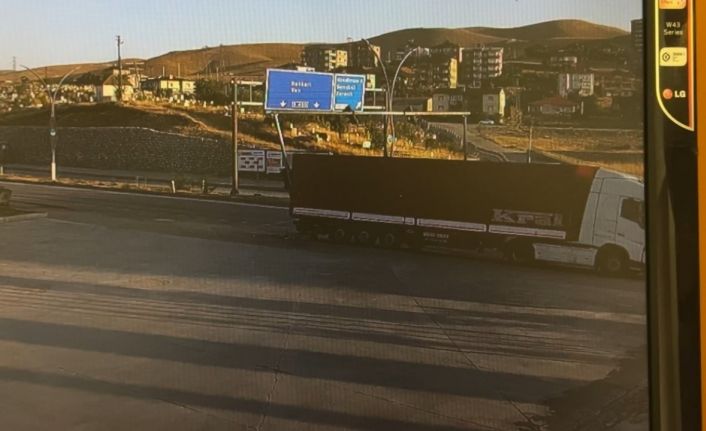 Yüksekova’da sinyalizasyon direğine çarpan tır güvenlik kamerasına yansıdı