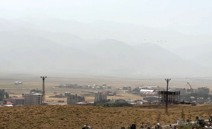Yüksekova’da toz taşınımı etkili oldu
