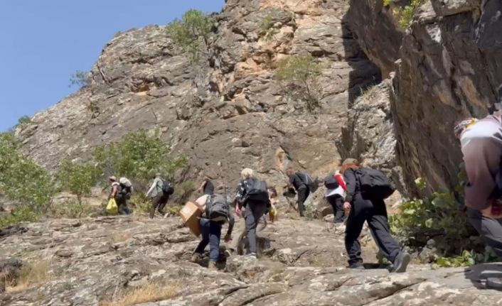Yüksekovalı dağcılar önce doğa yürüyüşü yaptı, ardından Avaşin deresinde yüzüp halay çekti