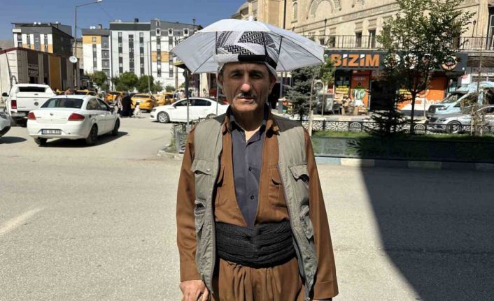 Yüksekovalı vatandaş yıllardır kafa şemsiyesiyle güneşten korunuyor