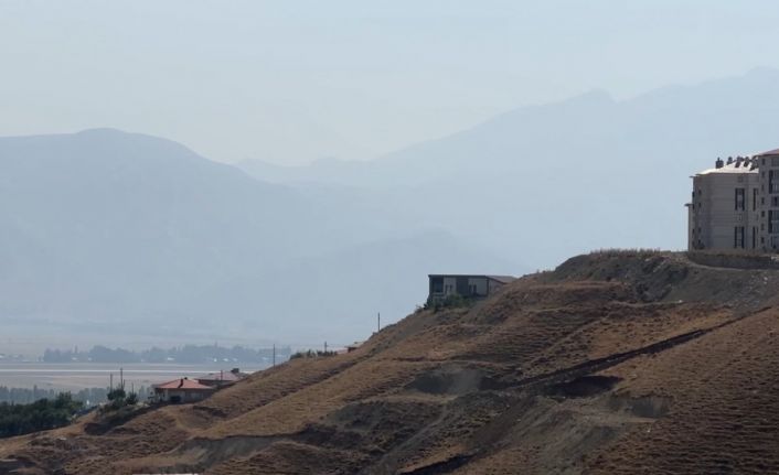 Yüksekova’yı toz bulutu kapladı: Cilo dağları gözden kayboldu