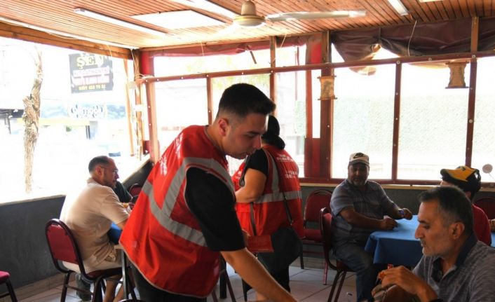 Yunusemre Belediyesi ekipleri kıraathanelerde vatandaşı dinliyor