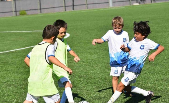 Yunusemre Belediyesi yaz futbol okulu coşkuyla sona erdi