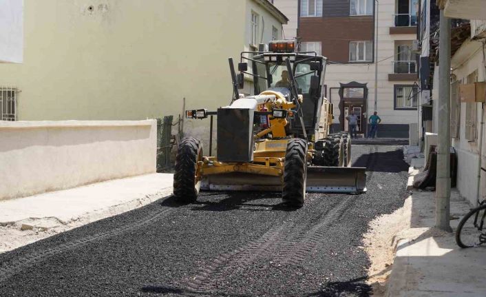 Yunusemre Belediyesinden 50. Yıl Mahallesi’nde asfalt çalışması