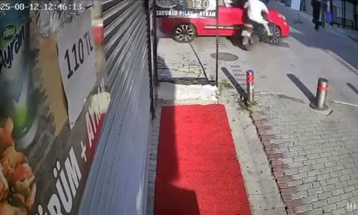 Yürüyüş yolunda motosiklet ile otomobil çarpıştı: 1 yaralı
