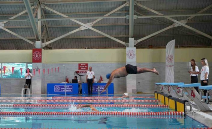 Yüzme bilmeyen kalmasın projesi çerçevesinde kamu personelleri kozlarını havuzda paylaştı