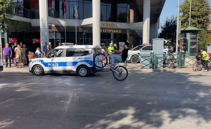 Zafer Bayramı kutlamalarında polisin gözü önünde bisikletiyle tek teker kaldırdı