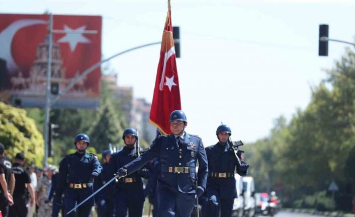 Zafer Bayramı, resmi geçit töreni ile coşkuyla kutlandı
