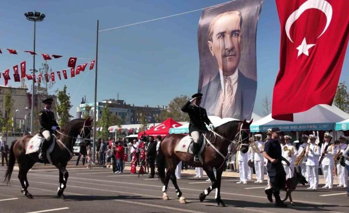 Zafer Bayramı sevinci meydanlara taşındı