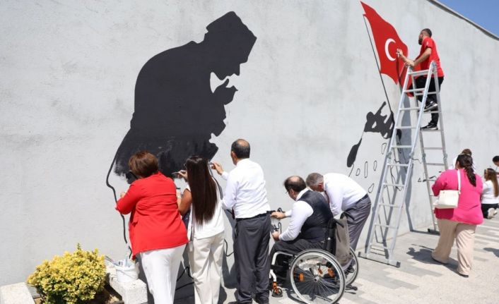 Zafer ruhu, Şehitlik Abidesi duvarlarına yansıtıldı