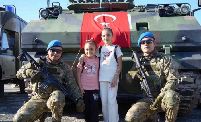 Zırhlı askeri ambulanslar ilgi odağı oldu