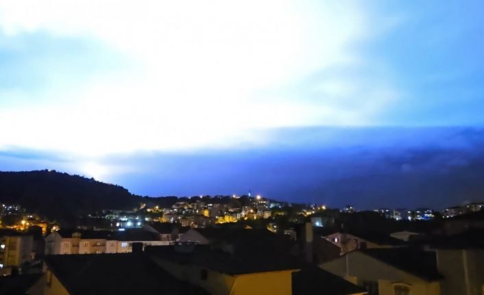 Zonguldak’ın Ereğli ilçesinde şimşekler geceyi aydınlattı