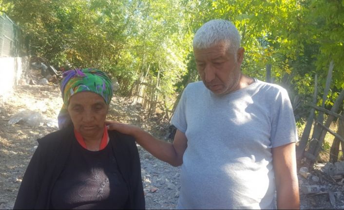 Zonguldak’ta 4 kişilik aile yıkılan evlerinin ardından sokakta kaldı