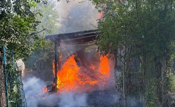 Zonguldak’ta evin önce bahçesinde, sonra çatısında çıkan yangın korkuttu
