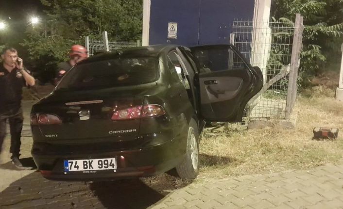 Zonguldak’ta kontrolden çıkan otomobil trafoya çarptı