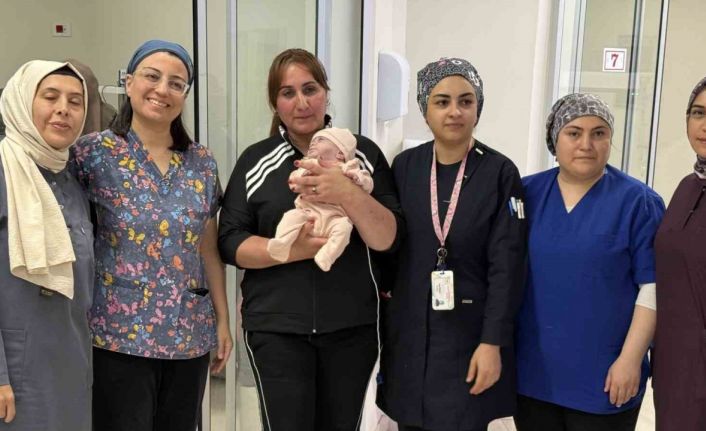 25 haftalık olarak dünyaya gelen bebek 180 gün sonra anne kucağıyla tanıştı
