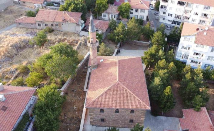 2 asırlık cami, süslemeleriyle dikkat çekiyor